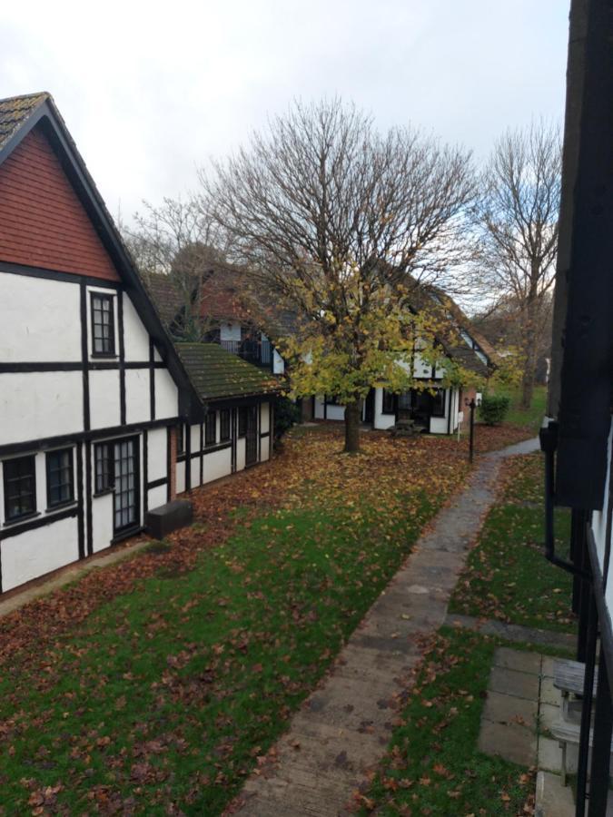 3.9. Tudor Court Хейл Экстерьер фото